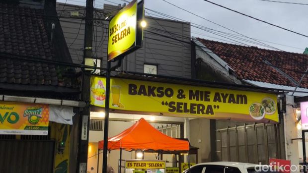 Kuliner bakso di Kuningan.