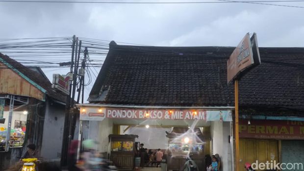 Kuliner bakso di Kuningan.
