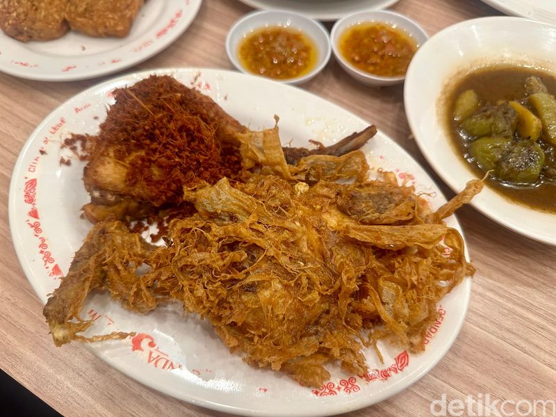 Legenda Tiga Ayam Legenda Tiga Ayam