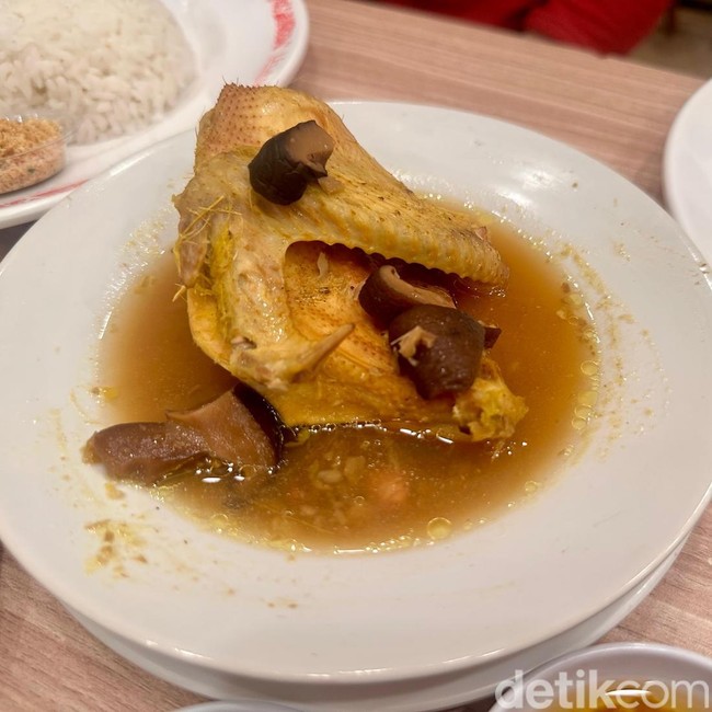 Gurihnya Ayam Lengkuas hingga Lembutnya Ayam Kukus Ada di Legenda Tiga Ayam