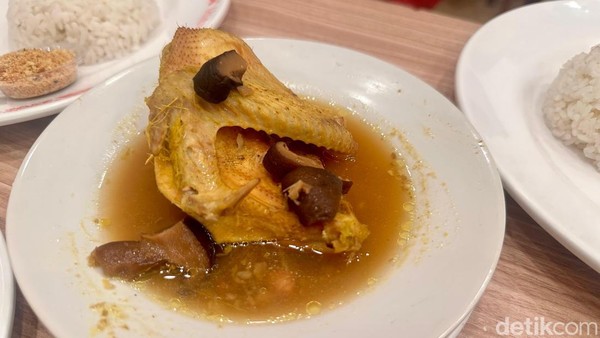 Gurihnya Ayam Lengkuas hingga Lembutnya Ayam Kukus Ada di Legenda Tiga Ayam