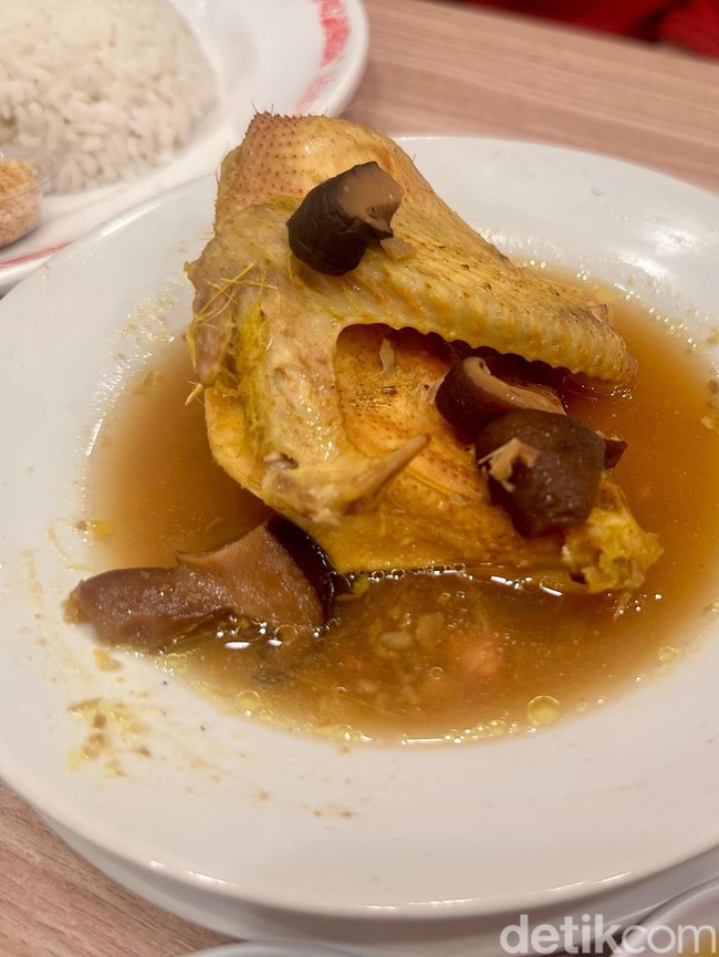 Gurihnya Ayam Lengkuas hingga Lembutnya Ayam Kukus Ada di Legenda Tiga Ayam