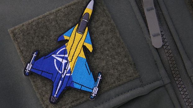 Lencana yang menampilkan pesawat JAS 39 Gripen dengan warna NATO dan Swedia, pada seragam Letnan Kolonel Johan Legardt, kepala kontingen Swedia di Islandia, saat ia berbicara selama wawancara di Keflavik, Islandia, 2 Maret 2026. (REUTERS/Tom Little)