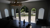 Saat dibuka, payung tersebut memberikan perlindungan dari panas matahari maupun hujan.