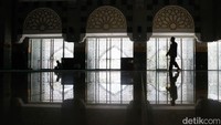 Payung di halaman masjid biasanya dibuka saat pelaksanaan salat Jumat maupun kegiatan ibadah tertentu yang melibatkan banyak jamaah.