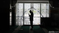 Payung-payung tersebut menjadi elemen khas yang memberi kenyamanan bagi jamaah saat beraktivitas di area halaman masjid.