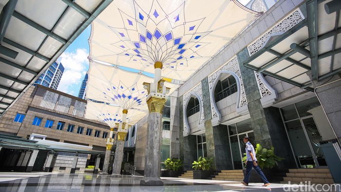 Suasana Masjid Assahara yang berada di Kompleks Kantor Wali Kota Jakarta Barat, pada Jumat (13/3/2026). Masjid ini menghadirkan nuansa Madinah dengan enam payung besar di pelataran yang menyerupai payung di Masjid Nabawi.