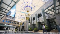 Selain payung raksasa, bangunan masjid juga dilengkapi dua menara setinggi sekitar 42 meter serta dua kubah besar yang menambah kesan megah pada arsitekturnya.