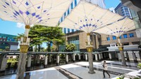 Masjid tersebut menghadirkan nuansa Kota Madinah melalui keberadaan enam payung besar di pelataran yang menyerupai payung ikonik di Masjid Nabawi.