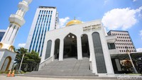 Suasana Masjid Assahara di Kompleks Kantor Wali Kota Jakarta Barat terlihat megah dengan konsep arsitektur yang terinspirasi dari Masjid Nabawi, Jumat (13/3/2026).