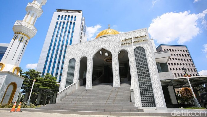 Suasana Masjid Assahara yang berada di Kompleks Kantor Wali Kota Jakarta Barat, pada Jumat (13/3/2026). Masjid ini menghadirkan nuansa Madinah dengan enam payung besar di pelataran yang menyerupai payung di Masjid Nabawi.