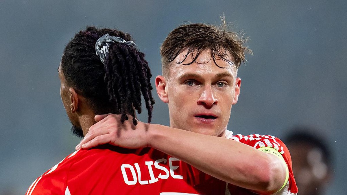 Michael Olise dan Joshua Kimmich dituding sengaja dapat kartu kuning saat lawan Atalanta. (NurPhoto via Getty Images/NurPhoto)