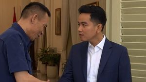 Video: Momen Gibran Peluk Rismon di Istana Wapres dan Beri Parsel