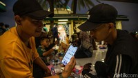 Salah satu pemudik, Muhammad Dory asal Cakung, memilih berhenti sejenak di rest area tersebut bersama keluarganya saat dalam perjalanan menuju Madura. Ia memanfaatkan waktu istirahat untuk berbuka puasa sebelum kembali melanjutkan perjalanan menuju kampung halaman.