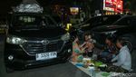 Momen Pemudik Berbuka Puasa di Rest Area Saat Perjalanan Mudik
