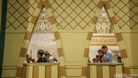 Selain beristirahat dan beribadah, sebagian pengendara juga memanfaatkan aplikasi Travoy untuk memantau kondisi lalu lintas sebelum melanjutkan perjalanan agar tetap aman dan lancar hingga tujuan.