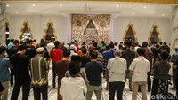 Sejumlah pemudik memanfaatkan waktu berbuka puasa saat beristirahat di Rest Area KM 57 pada ruas Jalan Tol Jakarta–Cikampek