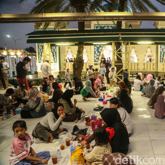 Momen Pemudik Berbuka Puasa di Rest Area Saat Perjalanan Mudik