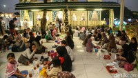 Mereka menyantap makanan dan minuman yang telah dibawa dari rumah sambil menikmati suasana kebersamaan bersama keluarga di tengah perjalanan mudik.