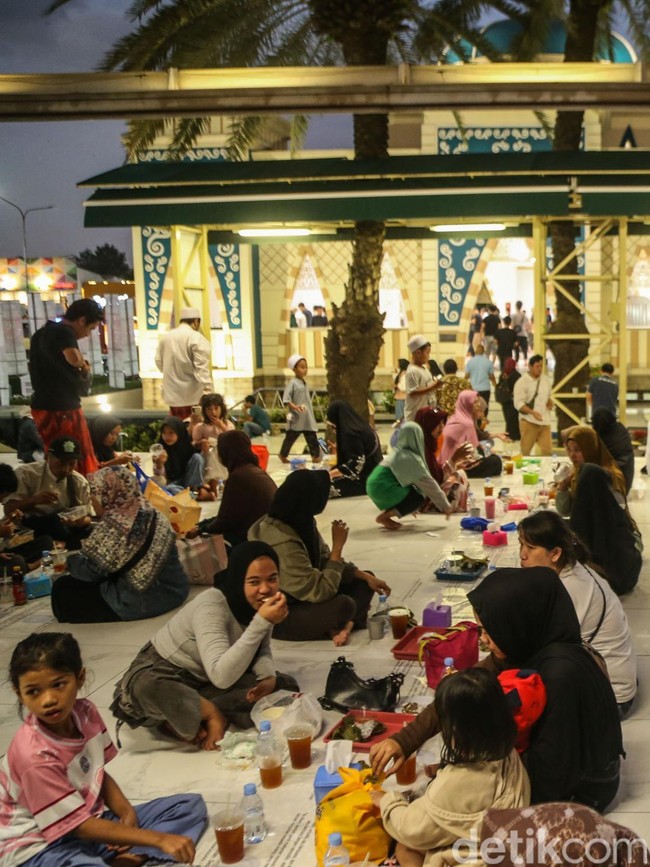 Momen Pemudik Berbuka Puasa di Rest Area Saat Perjalanan Mudik