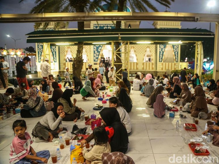 Momen Pemudik Berbuka Puasa di Rest Area Saat Perjalanan Mudik