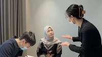 Jadi dulu aku pernah filler mata itu gagal. Buat kantong mata awalnya. Itu gagal, gak terlalu dalam atau gimana, kalau ketawa jadi makin kebentuk, kata Okie Agustina saat mengisi Rumpi: No Secret, Kamis (12/3/2026). Foto: Instagram @okieagustina_