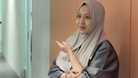 Okie Agustina menegaskan operasi yang dilakukan gak mengubah apa pun pada wajahnya. Foto: Instagram @okieagustina_