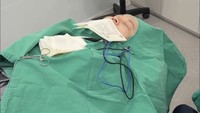 Jadi operasinya cuma sedot filler-nya. Ujungnya juga suka kayak ada kerikil gitu, ceritanya. Foto: Instagram @okieagustina_