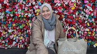 Awalnya mau ditawarin (mengencangkan wajah). Aku bertanya-tanya itu menguabah bentuk apa gak. Aku kan takut. Aku tanya dulu ke anak-anak. Anak-anak, Bun yang penting gak mengubah bentuk apa pun dari Bunda, kata Okie Agustina. Foto: Instagram @okieagustina_