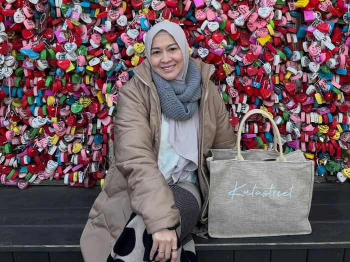 Okie Agustina melakukan oprasi plastik di Korea Selatan.