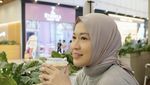 Potret Okie Agustina Asyik Minum Kopi di Kafe hingga Makan Gelato