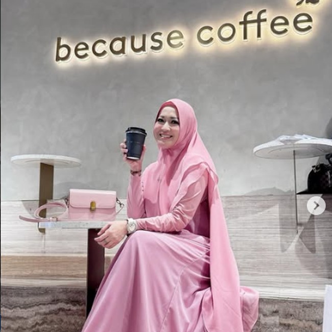 Potret Okie Agustina Asyik Minum Kopi di Kafe hingga Makan Gelato