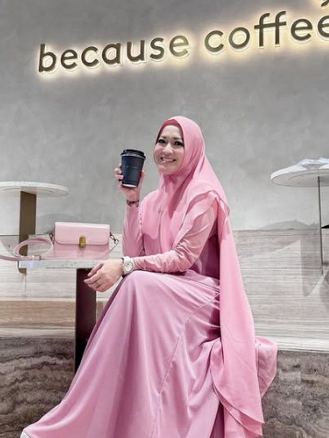 Potret Okie Agustina Asyik Minum Kopi di Kafe hingga Makan Gelato