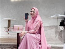 Potret Okie Agustina Asyik Minum Kopi di Kafe hingga Makan Gelato