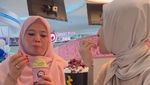 Potret Okie Agustina Asyik Minum Kopi di Kafe hingga Makan Gelato