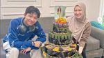 Potret Okie Agustina Asyik Minum Kopi di Kafe hingga Makan Gelato