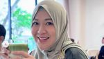 Potret Okie Agustina Asyik Minum Kopi di Kafe hingga Makan Gelato
