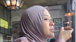 Potret Okie Agustina Asyik Minum Kopi di Kafe hingga Makan Gelato