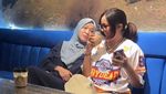 Potret Okie Agustina Asyik Minum Kopi di Kafe hingga Makan Gelato