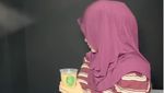 Potret Okie Agustina Asyik Minum Kopi di Kafe hingga Makan Gelato