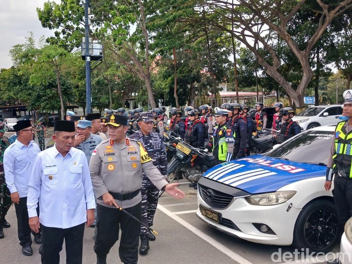 Kapolda Kepri Irjen Asep Safrudin dan Gubernur Kepri Ansar Ahmad meninjau kesiapan pasukan dalam apel gelar Operasi Ketupat Seligi 2026 untuk pengamanan arus mudik Idul Fitri.
