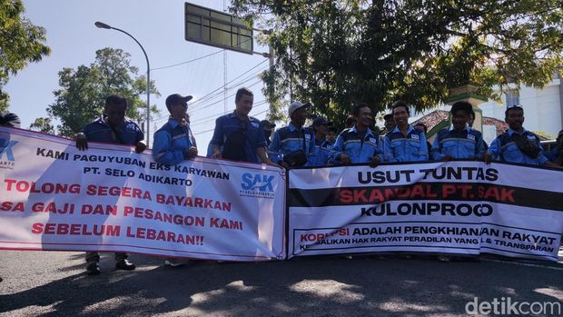 Para eks karyawan PT SAK menggelar aksi di Kantor Kejaksaan Negeri Kulon Progo, Jumat (13/3/2026)