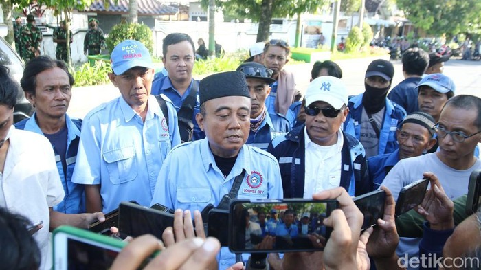 Para eks karyawan PT SAK menggelar aksi di Kantor Kejaksaan Negeri Kulon Progo, Jumat (13/3/2026)