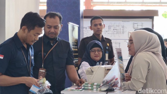 Para penumpang KA menukarkan uang baru di Stasiun Tawang, Kecamatan Semarang Utara, Kota Semarang, Jumat (13/3/2026).