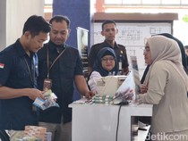 Jasa Tukar Uang Baru di Stasiun Tawang Semarang Laris Manis