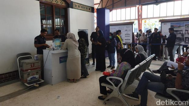 Para penumpang KA menukarkan uang baru di Stasiun Tawang, Kecamatan Semarang Utara, Kota Semarang. Antrean penumpang KA menukarkan uang baru di Stasiun Tawang, Kecamatan Semarang Utara, Kota Semarang, Jumat (13/3/2026).
