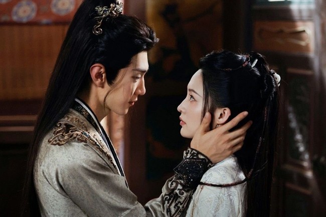 Li Qin memerankan pembunuh bayaran A Xiao sementara Chen Zheyuan memerankan Pangeran Feng Suige. Penampilan pemeran utama wanita yang gagah dan aura heroik sang pangeran yang berkelana menarik perhatian dari penggemar drama romantis sejarah. Foto: Weibo Foto: Weibo