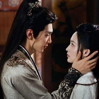 Li Qin memerankan pembunuh bayaran A Xiao sementara Chen Zheyuan memerankan Pangeran Feng Suige. Penampilan pemeran utama wanita yang gagah dan aura heroik sang pangeran yang berkelana menarik perhatian dari penggemar drama romantis sejarah. Foto: Weibo Foto: Weibo