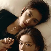 Wu Jinyan memerankan Xue Fangfei sementara Wang Xingyue memerankan Xiao Hong. Terlepas dari perbedaan usia 12 tahun antara para aktor, kemistri alami dan pengembangan karakter yang kuat membantu pasangan ini mendapatkan reaksi positif.  Foto: Weibo