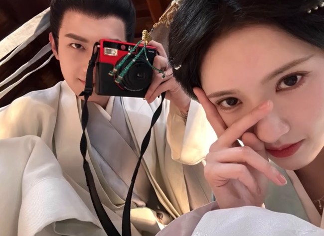Dracin Wu Fu Lin Men juga menarik perhatian dengan menampilkan lima pasangan. Di antaranya adalah pasangan Liu Taining dan Chen Heyan mendapatkan popularitas sejak awal. Adegan-adegan lucu mereka  menambah nuansa menyegarkan pada drama tersebut. Foto: Weibo